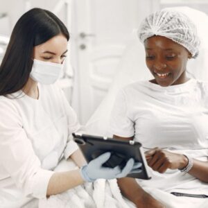 Dermatologista conversando com paciente durante consulta online