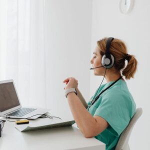 Ginecologista realizando teleconsulta por videochamada