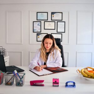 Nutricionista atendendo em consultório para consulta online