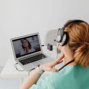 Paciente em consulta online por videochamada com o médico