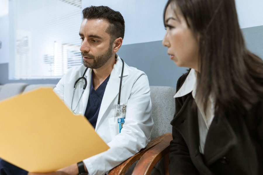 Médico conversando com paciente durante consulta de Urologia