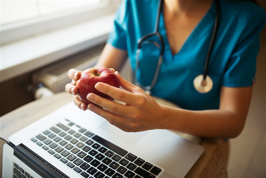Consulta Online com Nutrólogo: Entenda a Diferença para o Nutricionista
