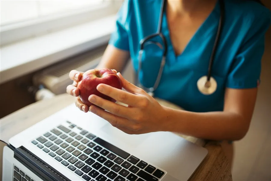 Consulta Online com Nutrólogo: Entenda a Diferença para o Nutricionista